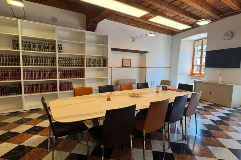 Biblioteca giuridica e tavolo delle riunioni dello Studio Notarile Federica Greco a Tirano