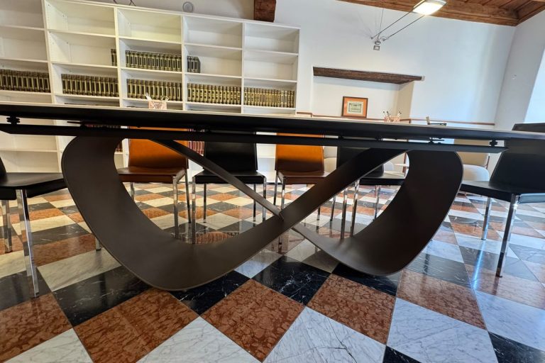 Dettaglio del tavolo della sala riunioni dello Studio Notarile Federica Greco a Tirano