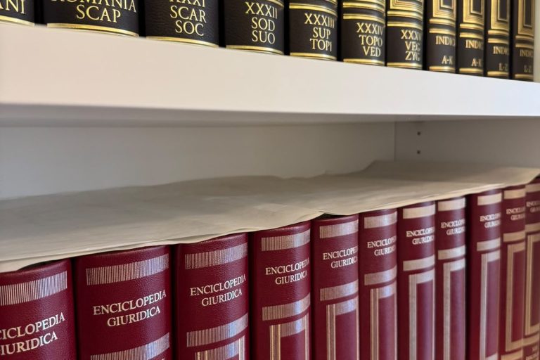 Volumi dell'Enciclopedia Giuridica nello Studio Notarile Federica Greco a Tirano