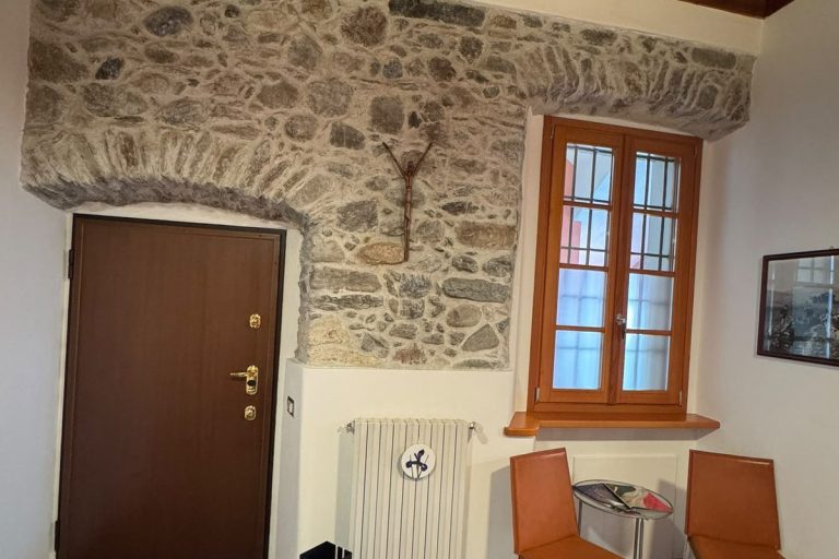 Portone d'ingresso in legno e muratura in pietra dello Studio Notarile Federica Greco a Tirano