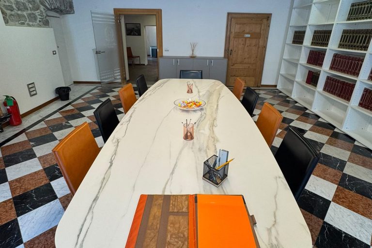 Tavolo delle stipule con i fascicoli degli atti allo Studio Notarile Federica Greco a Tirano
